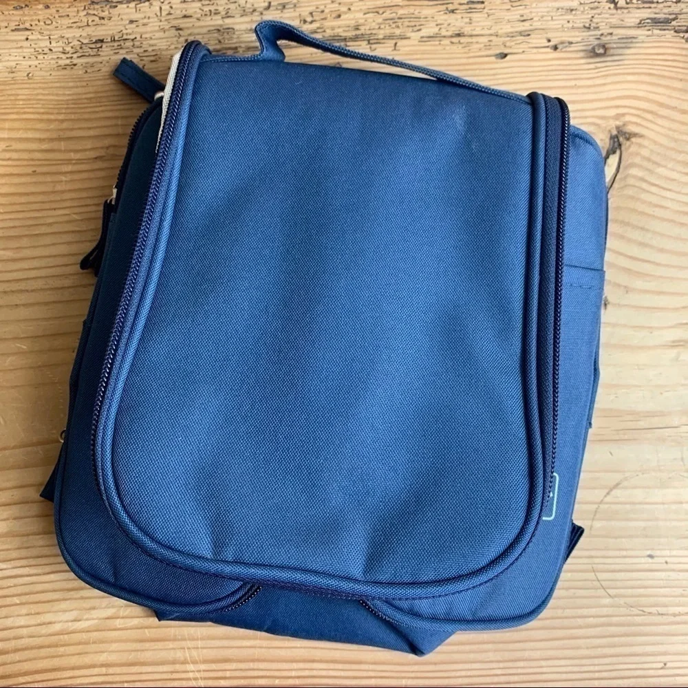 Hanging travel gym bag